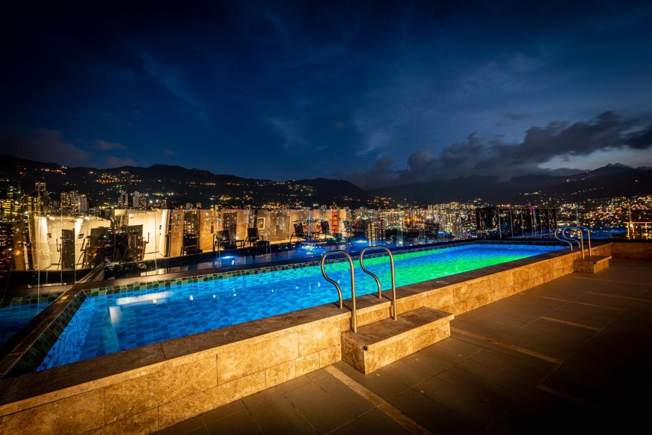 Hotel York Luxury Suites Medellin By Preferred Extérieur photo The pool at the hotel