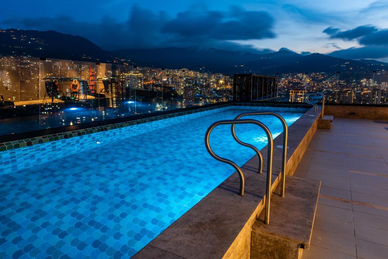 Hotel York Luxury Suites Medellin By Preferred Extérieur photo Infinity pool at the top of the hotel