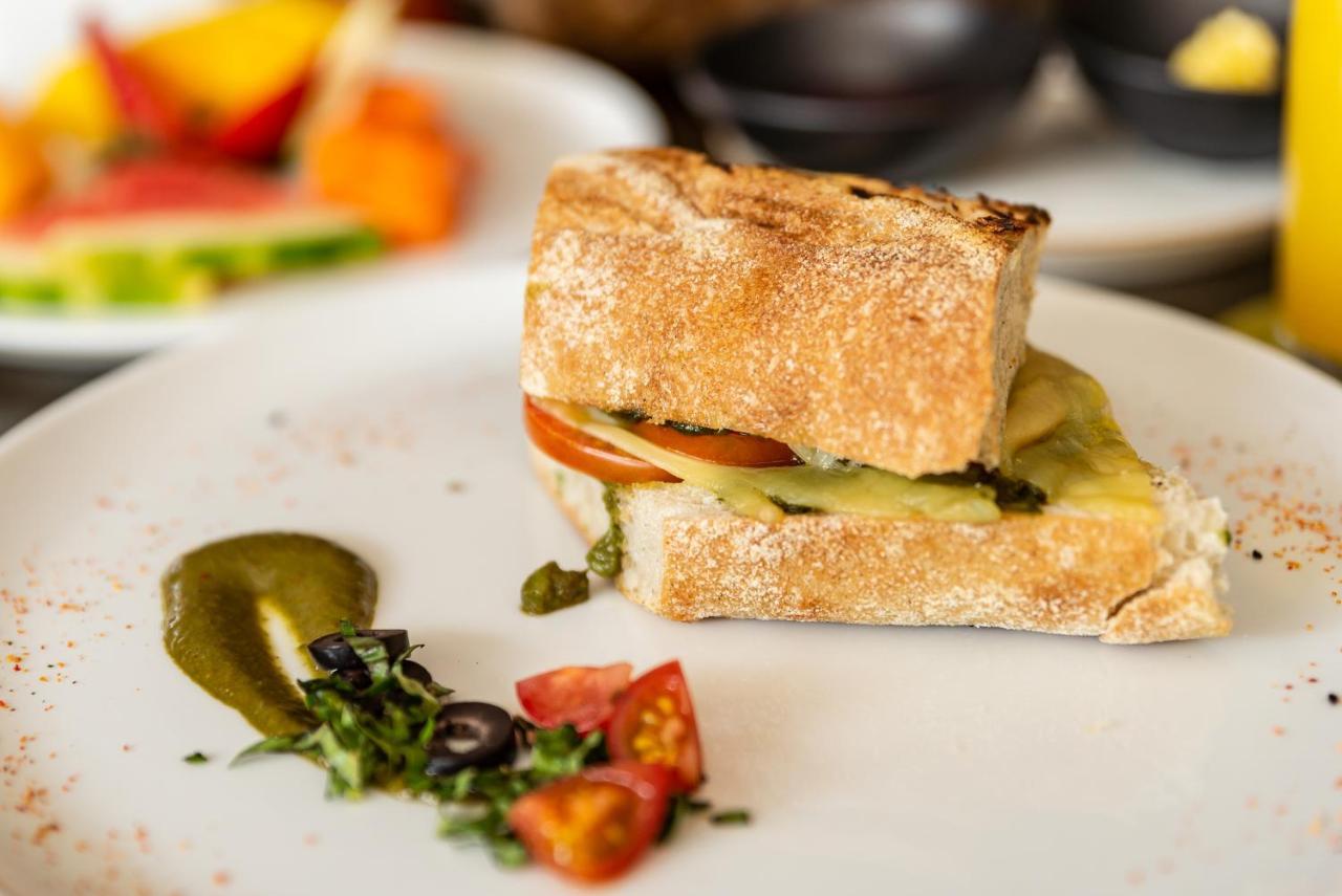 Hotel York Luxury Suites Medellin By Preferred Extérieur photo A quiche with a crust of bread