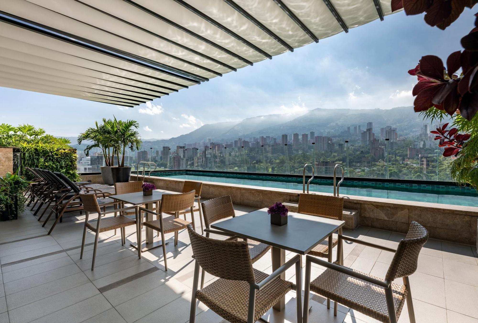 Hotel York Luxury Suites Medellin By Preferred Extérieur photo The rooftop pool at the hotel