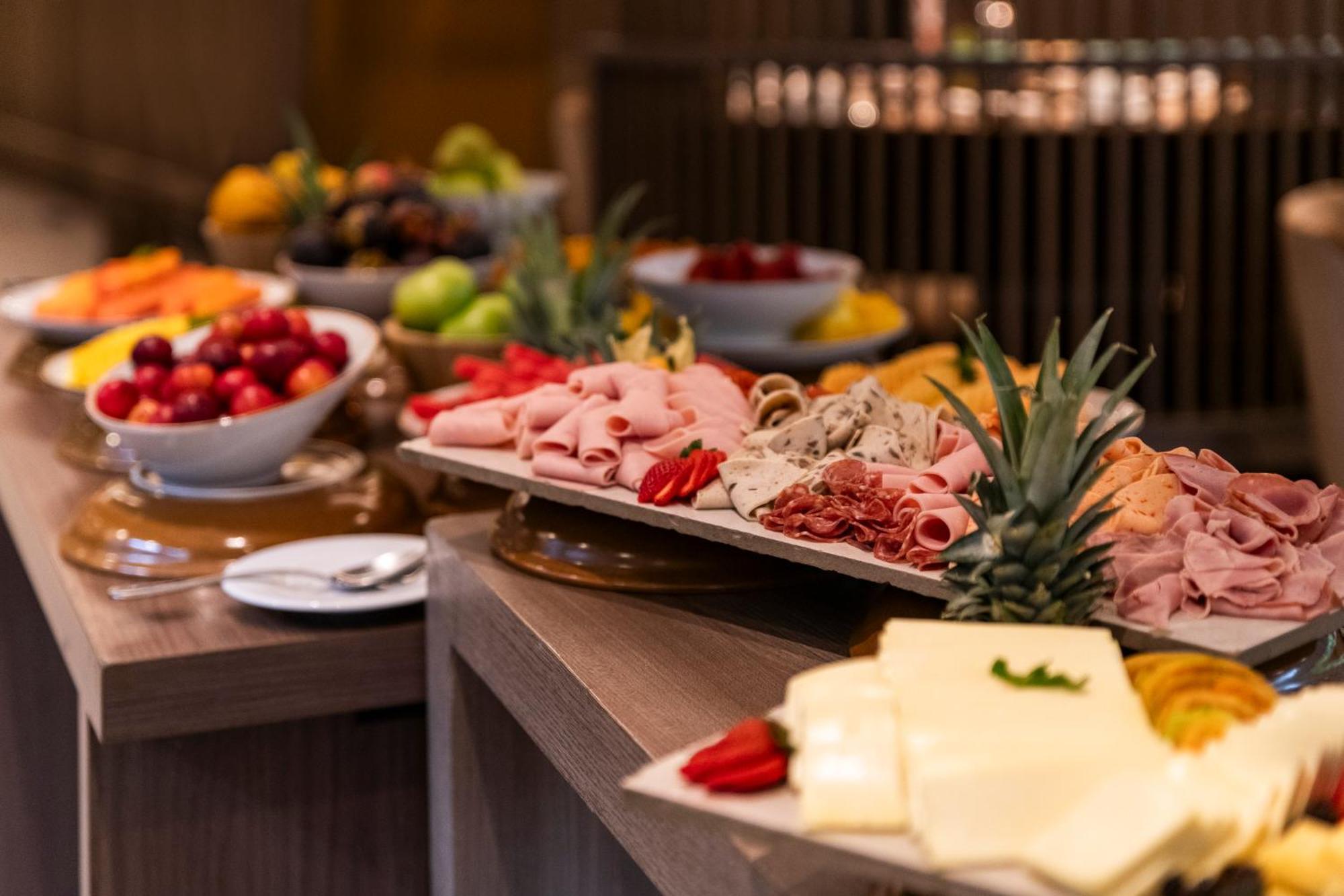 Hotel York Luxury Suites Medellin By Preferred Extérieur photo A buffet at a hotel