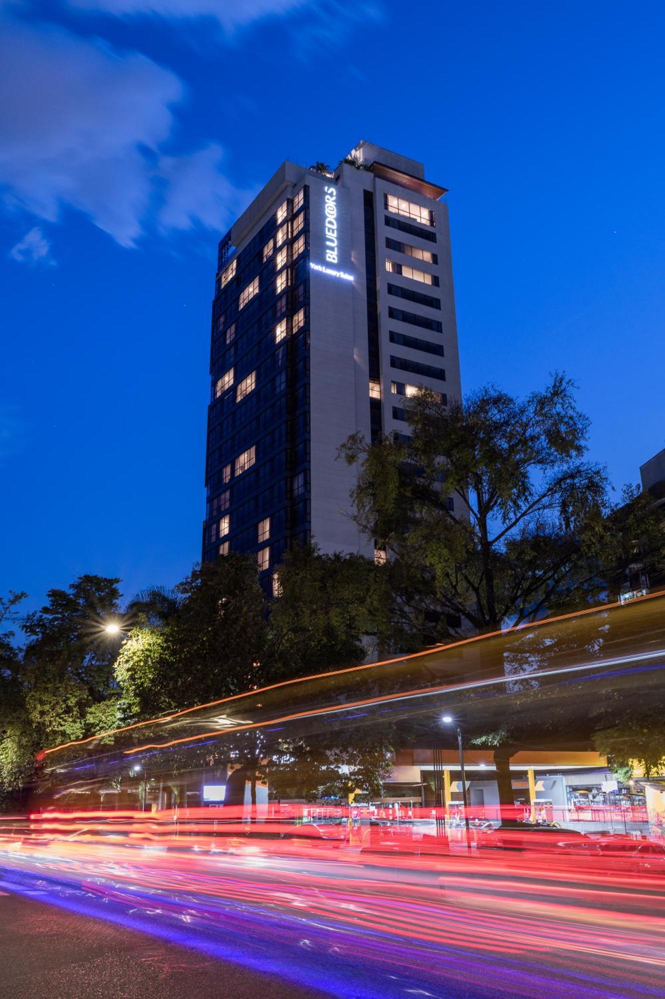 Hotel York Luxury Suites Medellin By Preferred Extérieur photo The hotel at night