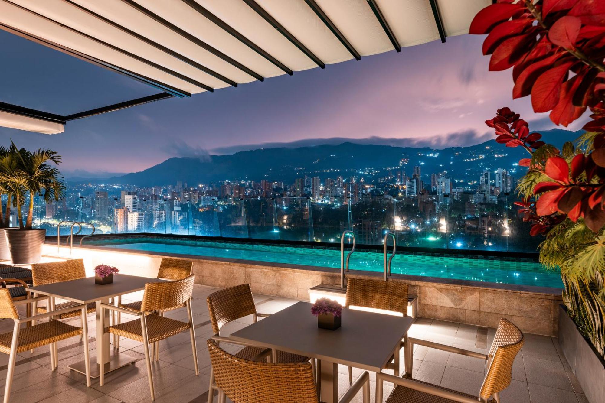 Hotel York Luxury Suites Medellin By Preferred Extérieur photo The rooftop pool at the hotel