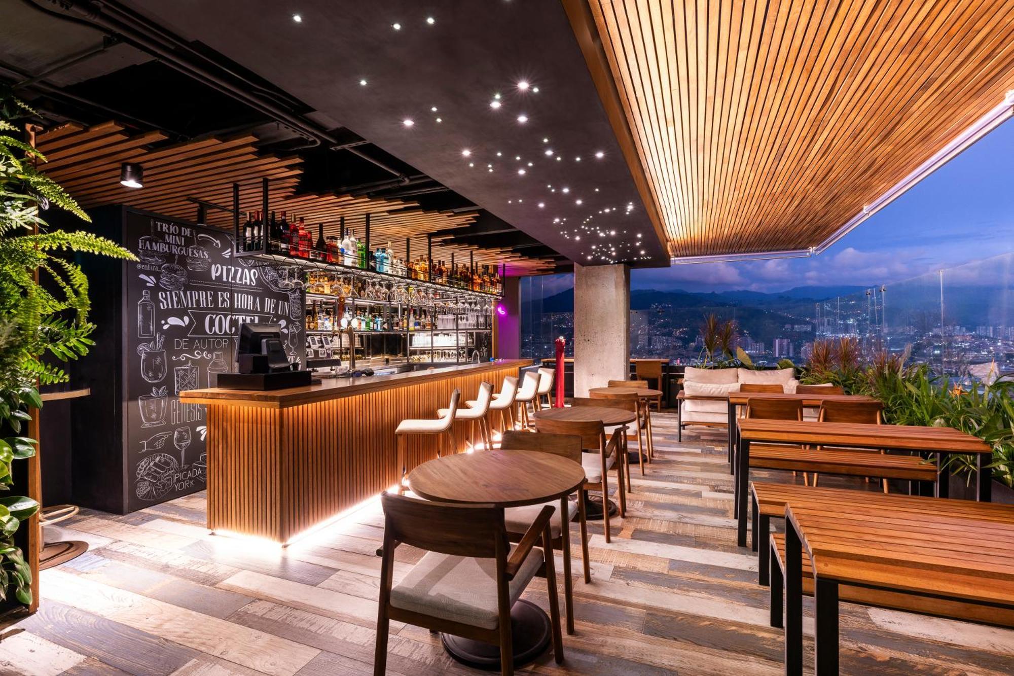 Hotel York Luxury Suites Medellin By Preferred Extérieur photo The Peak Lounge