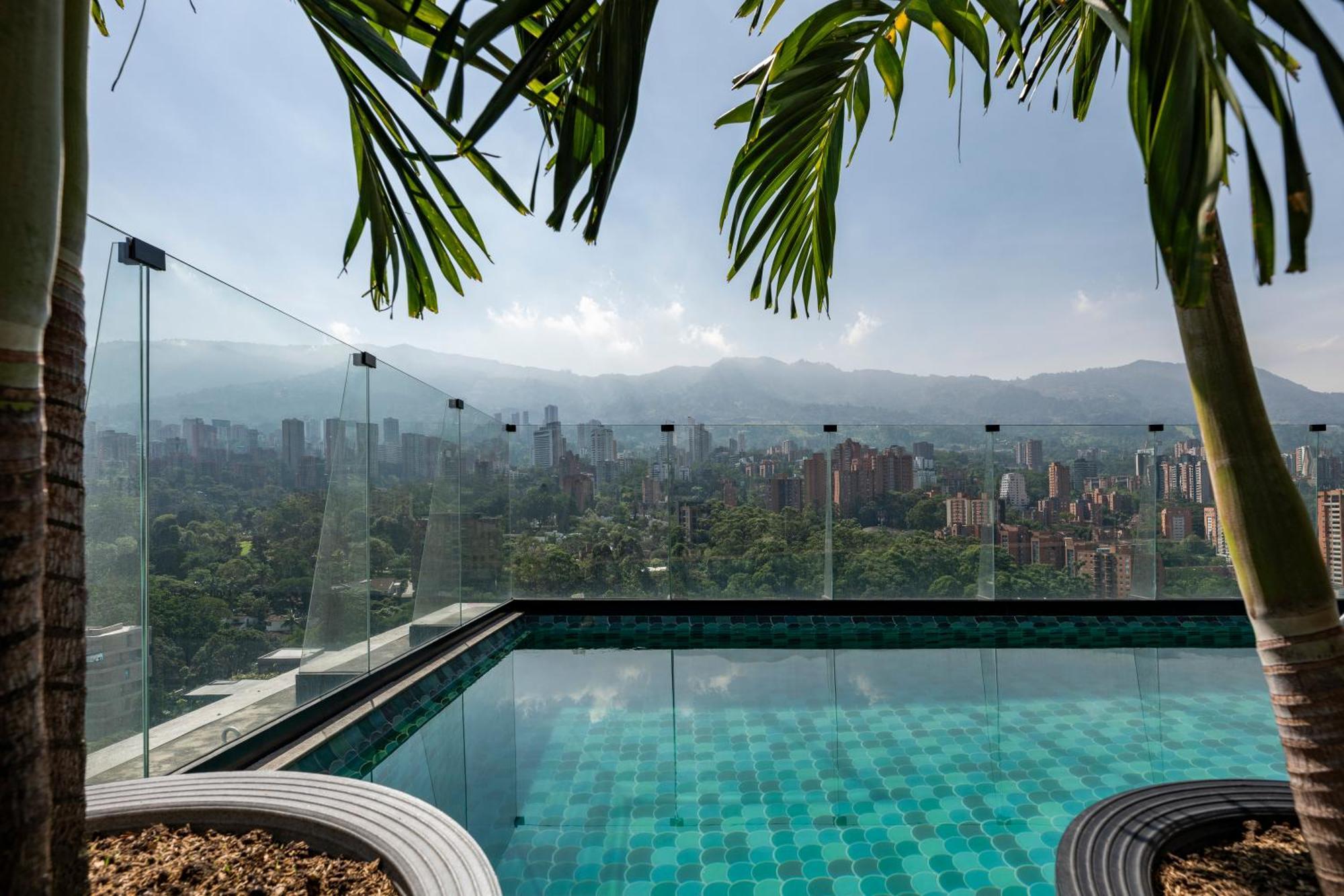 Hotel York Luxury Suites Medellin By Preferred Extérieur photo View from the rooftop pool