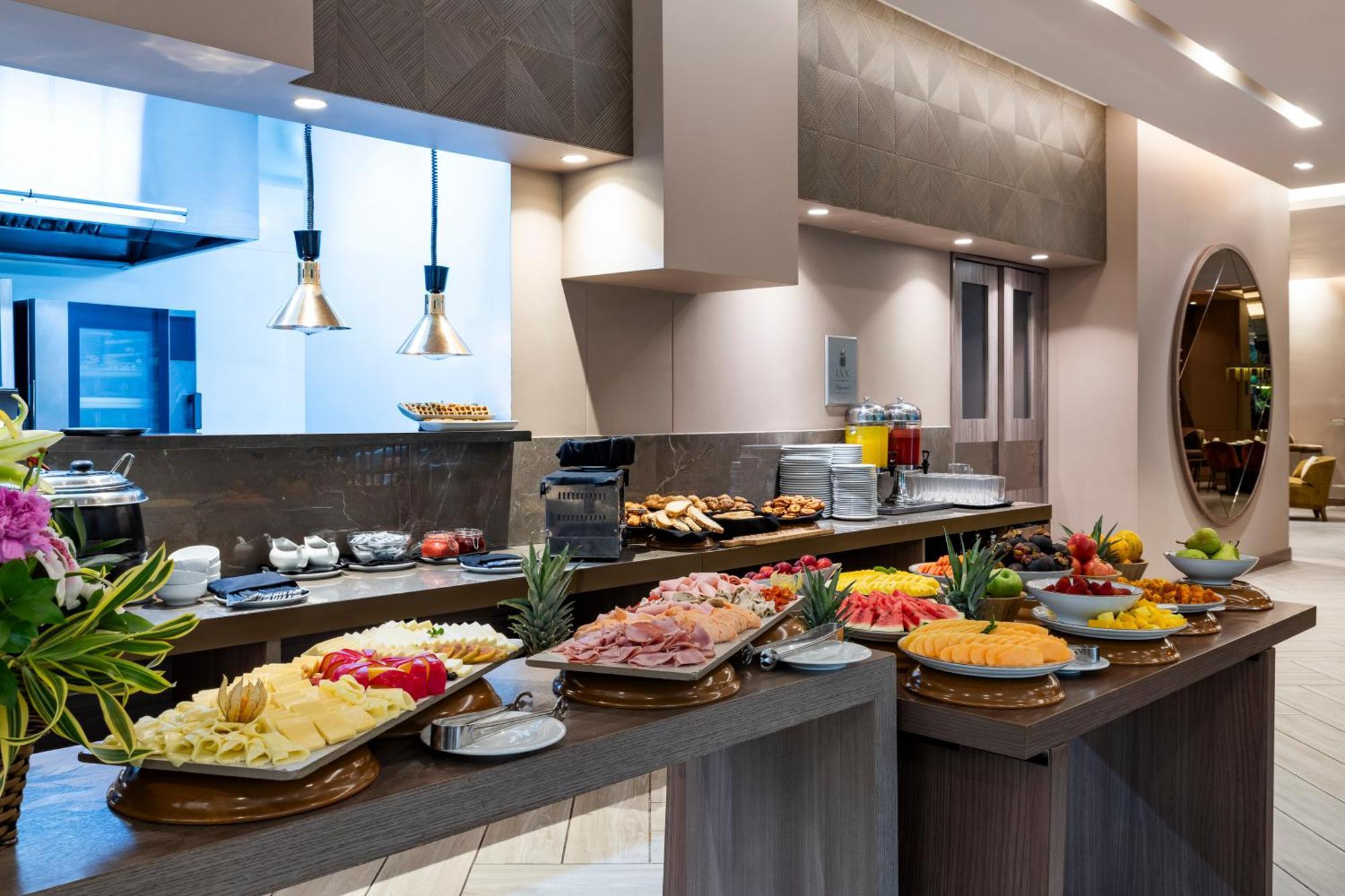 Hotel York Luxury Suites Medellin By Preferred Extérieur photo A buffet at a hotel