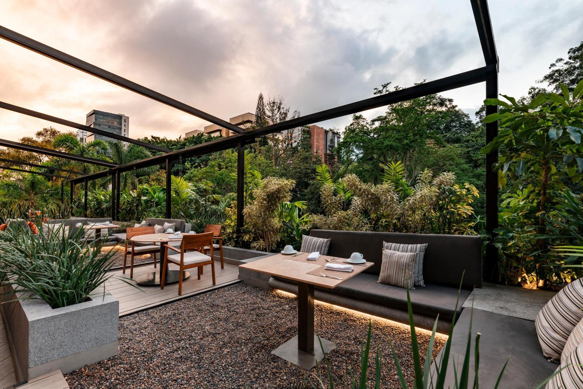 Hotel York Luxury Suites Medellin By Preferred Extérieur photo The rooftop garden at the restaurant